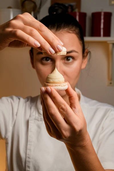 Close Dari Confectioner Perempuan Hati Hati Mengencangkan Bagian Dari Sebuah — Stok Foto