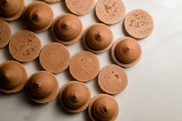 Kosong Makaroni Coklat Terletak Meja Dapur Putih Setengah Dari Mereka — Stok Foto