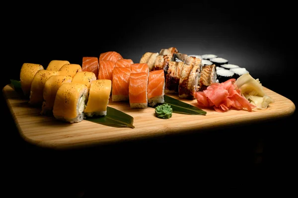Set Philadelphia Sushi Gulungan Dengan Salmon Belut Dan Tuna Dan — Stok Foto