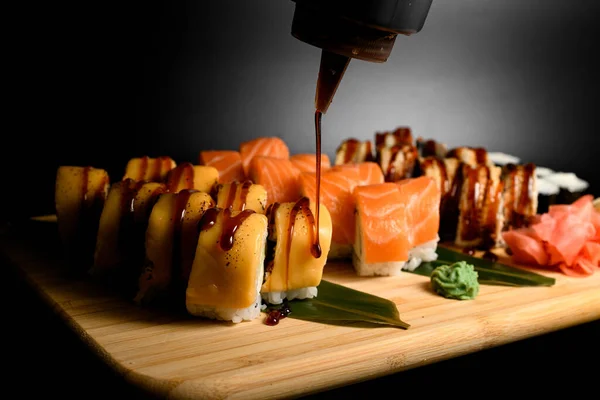 Zaměřte Úhoře Philadelphia Sushi Rolky Popředí Losos Tuňák Sushi Rolky — Stock fotografie
