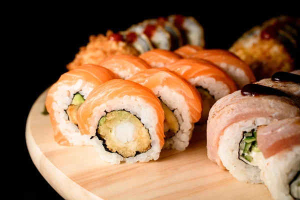 Fokus Pada Roti Gulung Sushi Salmon Dengan Isian Keju Krim — Stok Foto