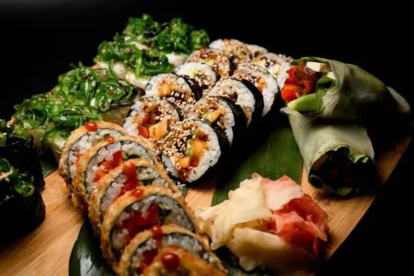 Set Roti Gulung Sushi Dengan Makanan Laut Chuka Wijen Dan — Stok Foto