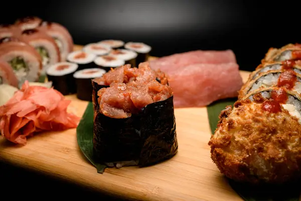 Fokus Pada Dua Gunkan Dengan Tuna Jenis Sisa Sushi Philadelphia — Stok Foto