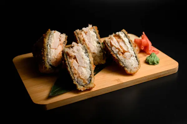 Sushi Menggulung Roti Lapis Tempura Papan Kayu Dengan Wasabi Dan — Stok Foto