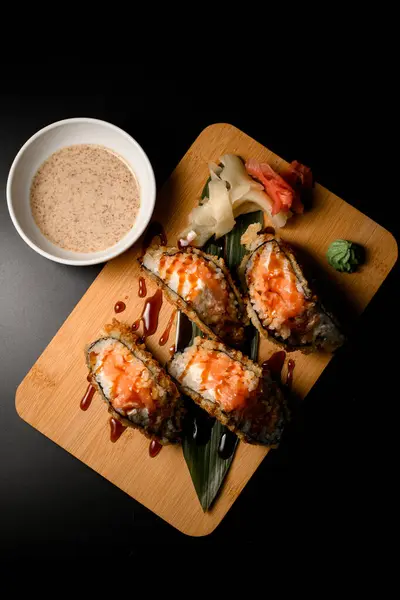 Pemandangan Atas Roti Lapis Sushi Gulung Goreng Yang Dilapisi Saus — Stok Foto