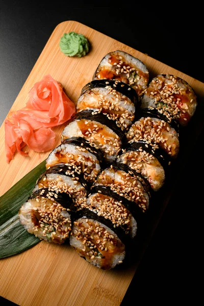 Sushi Gulung Dengan Saus Dan Wijen Jahe Merah Dan Wasabi — Stok Foto