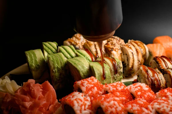 Foto Close Sushi Gulung Naga Hijau Dengan Alpukat Digerimis Dengan — Stok Foto