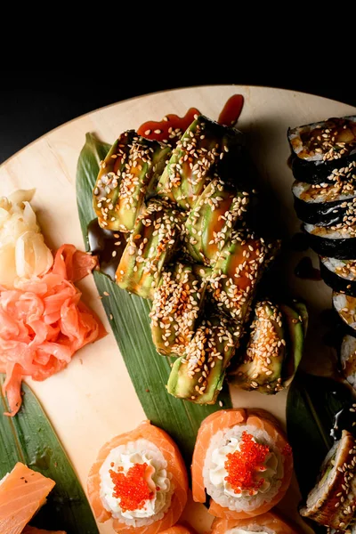 Foto Sushi Gulung Naga Hijau Dengan Saus Unagi Dan Wijen — Stok Foto