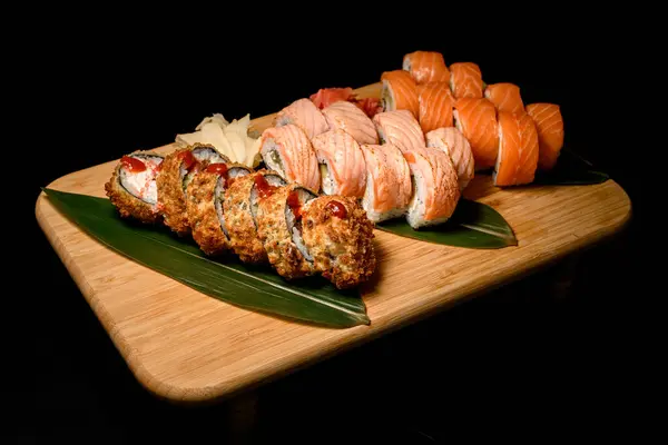 Set Gulungan Sushi Philadelphia Dengan Salmon Tuna Dan Gulungan Goreng — Stok Foto