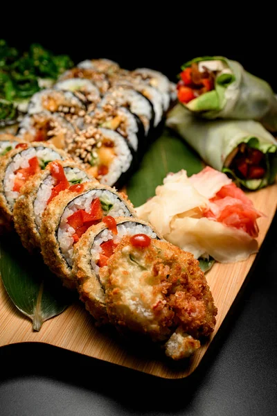 Fokus Pada Gulungan Sushi Tempura Goreng Adonan Sisa Gulungan Sushi — Stok Foto