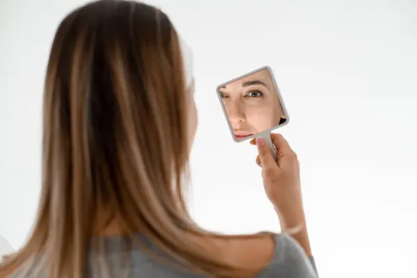Refleksi Cermin Kecil Dari Bagian Dari Wajah Seorang Wanita Muda Stok Foto