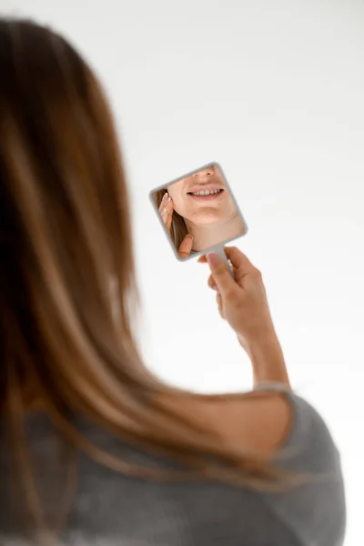 Refleksi Cermin Kecil Dari Bibir Wanita Muda Yang Pegang Tangannya Stok Gambar Bebas Royalti
