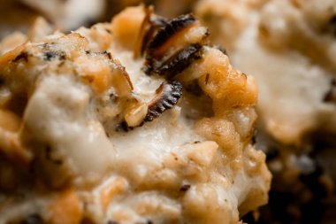 Lezzetli pişmiş deniz ürünleri yemeğinin özel görüntüsü, lezzet ve dokularını gözler önüne seriyor.