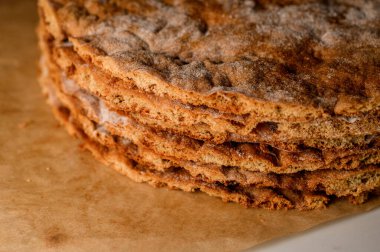 Pastanın bütünleşik parçası, katmanlar oluşturma süreci.