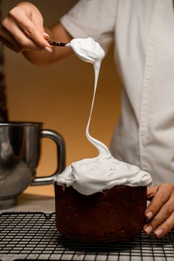 Paskalya pastası, krem şantili cömert bir uygulama ile mükemmel bir son rötuşunu elde eder..