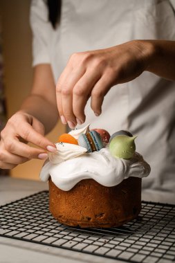 En üst Paskalya dekoru renkli makaronlardan oluşan eğlenceli bir dizi ile canlanır..