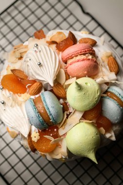 Paskalya, lezzetli süslemelerle canlanıyor, bir dizi badem kurabiyesi ve kurabiye sergiliyor..