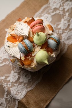 Şenlikli Paskalya gösterisi, kurabiyelerin ve kurabiyelerin dekoratif cazibesiyle canlanır..