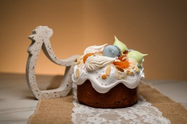 Paskalya sahnesinde zevk, gösterişli badem kurabiyeleri, kremalar, ve ilginç bir tavuk heykelciği..