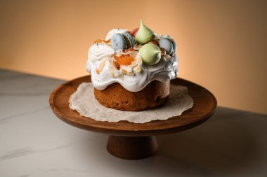 Basit ahşap duruş Paskalya sunumunu güzelleştirir ve cazibesini arttırır..