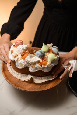 Paskalya kutlaması kızların tahta tezgahı keserken dikkatli olmalarıyla devam ediyor..