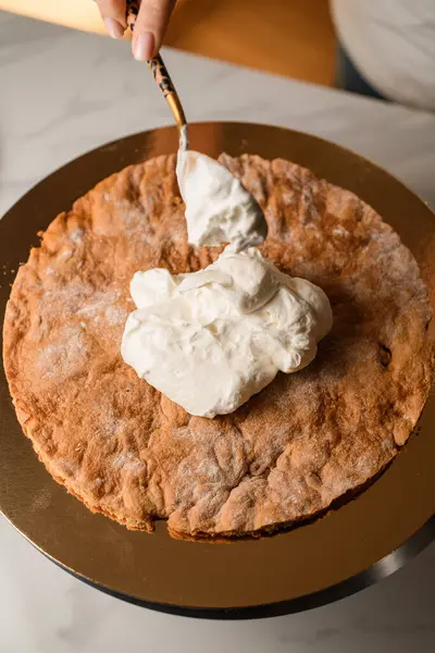 Tort Arcydzieło Tworzeniu Oglądać Jak Szef Kuchni Zręcznie Bije Śmietanę — Zdjęcie stockowe