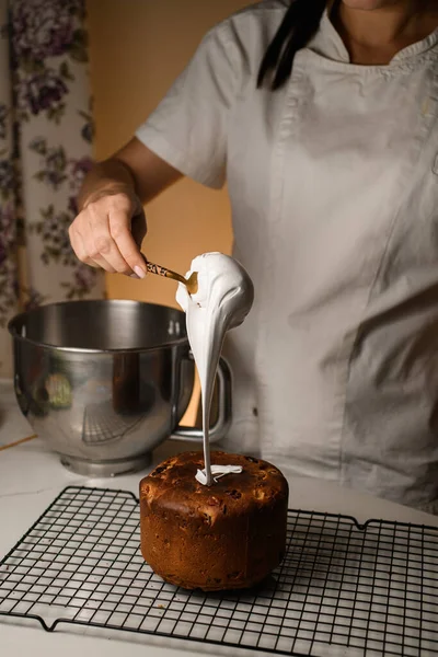 Paskalya pastalarının üst yüzeyini geliştirmek için çırpılmış kremanın ustalıkla nasıl uygulandığını izleyin..