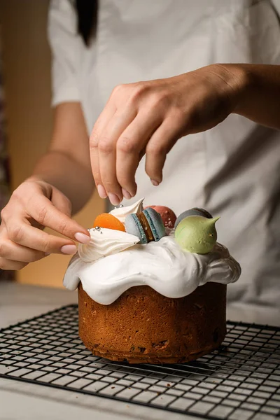 En üst Paskalya dekoru renkli makaronlardan oluşan eğlenceli bir dizi ile canlanır..