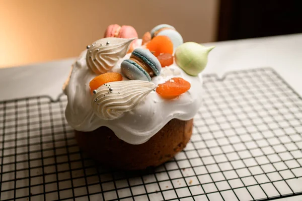 Decoração Topo Páscoa Trazida Vida Por Uma Variedade Macarons Coloridos — Fotografia de Stock