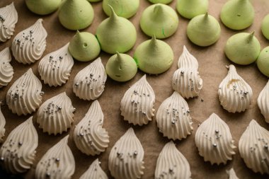 Kireç konisi şeklinde krema ve fırında pişirilmiş hamur işi parşömeninin üzerinde beyaz yapraklar.