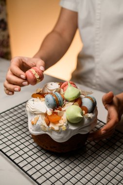 Fırıncı dekoru güzel paska beyaz renkli badem kurabiyeleri, kurutulmuş kayısılar ve çeşitli şekillerde kremalar.