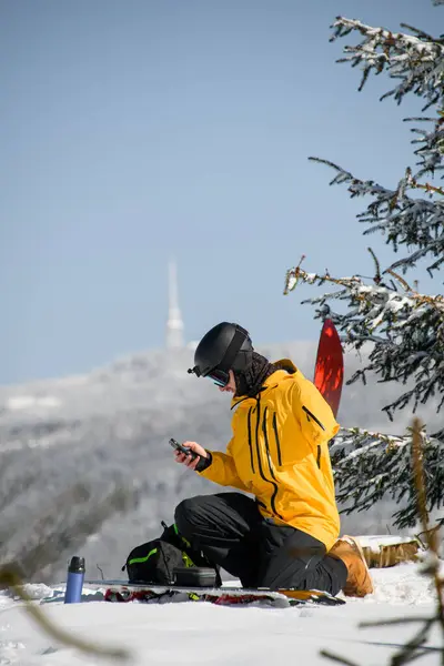 Pemain Ski Pria Dengan Papan Salju Ransel Duduk Atas Salju Stok Gambar