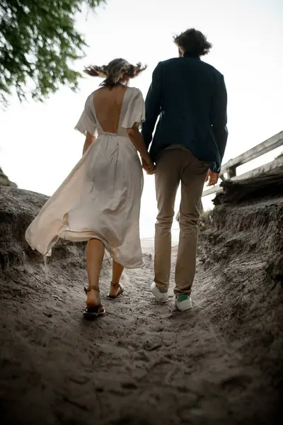 Bărbatul Soția Îmbrăcate Elegant Ținând Mâinile Merg Lungul Unei Căi — Fotografie, imagine de stoc