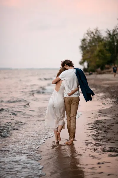 Cuplu Tânăr Bărbat Soția Lui Plimbă Apă Lângă Malul Mării — Fotografie, imagine de stoc