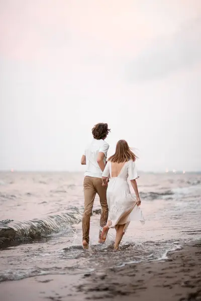 Cuplul Îndrăgostit Aleargă Apă Haine Umede Lungul Litoralului Ținând Mâinile — Fotografie, imagine de stoc