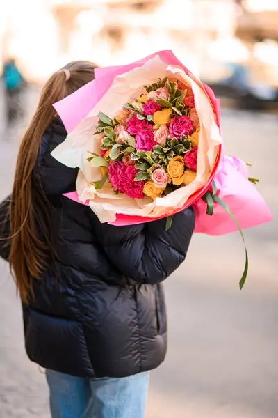 Close Dari Buket Besar Berbagai Bunga Merah Muda Dan Kuning — Stok Foto