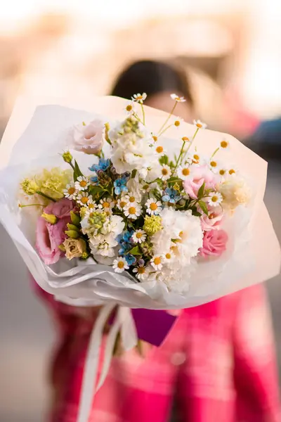 งเน นไปท อดอกไม หลายดอกในกระดาษห านส ขาวในม อของผ งบนพ นหล ดเจน — ภาพถ่ายสต็อก