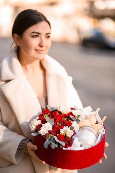 Wanita Muda Tersenyum Memegang Kotak Hadiah Dengan Susunan Mawar Merah — Stok Foto