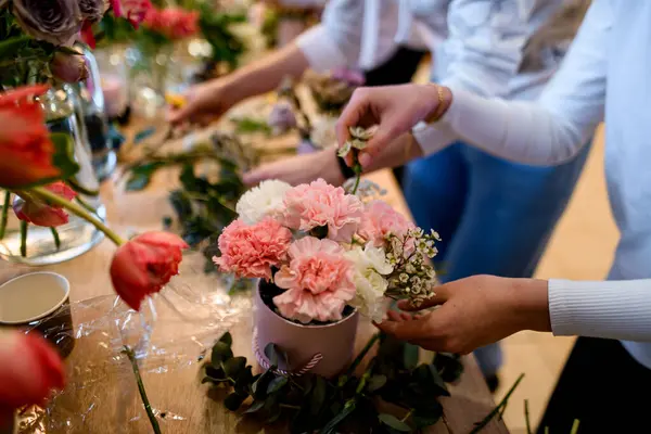 Çiçekçinin Kadın Elleri Hediye Kutularında Birkaç Güzel Çiçek Buketi Düzenlemekle Telifsiz Stok Imajlar