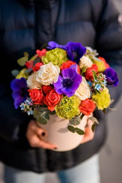 Zblízka Pikantní Kytice Barevných Květin Dárkové Krabici Rozmazaném Venkovním Pozadí Royalty Free Stock Obrázky