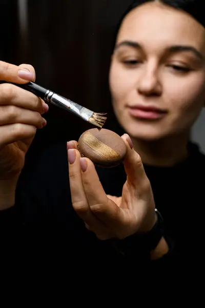 Concentre Macaroon Marrom Mãos Chef Pastelaria Feminina Pintá Com Escova Fotos De Bancos De Imagens
