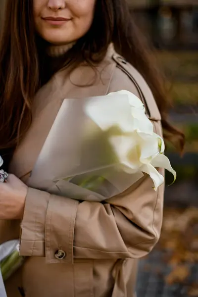 Sebuah Karangan Bunga Lili Dalam Pembungkus Putih Tangan Seorang Wanita Stok Foto Bebas Royalti