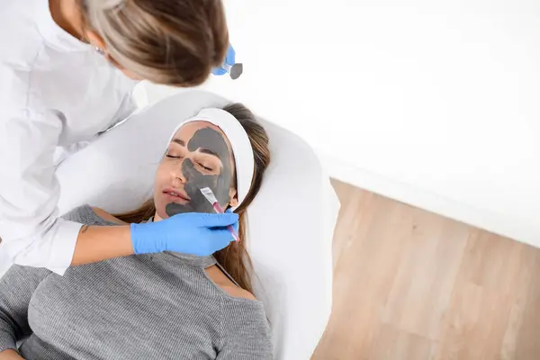 Dermatologista Profissional Luvas Borracha Azul Faz Uma Máscara Facial Para Fotos De Bancos De Imagens