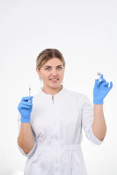 Beyaz Elbiseli Mavi Eldivenli Bir Dermatolog Elinde Bir Şırıngayla Beyaz - Stok İmaj