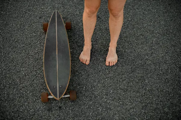 Bei Einem Minimalistischen Spaziergang Läuft Ein Mädchen Mit Einem Longboard Stockbild