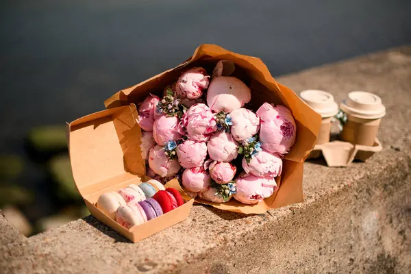 Herlig Morgenoppsett Med Muffins Kaffekopper Vakre Rosa Blomster Som Påkaller stockbilde