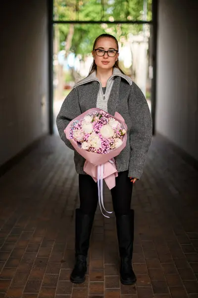 Среди Городской Суеты Девушка Очках Украшает Улицу Букетом Оттенком Цветочной Стоковое Фото