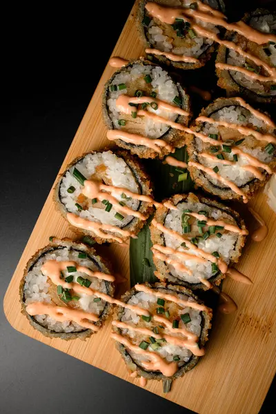 Set Sushi Delicios Acoperire Crocantă Completat Sos Savuros Ceapă Verde fotografii de stoc fără drepturi de autor