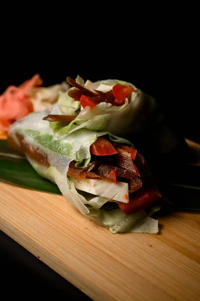 Mâncare Fuziune Încântătoare Care Prezintă Shawarma Japoneză Placă Lemn Însoțită Fotografie de stoc