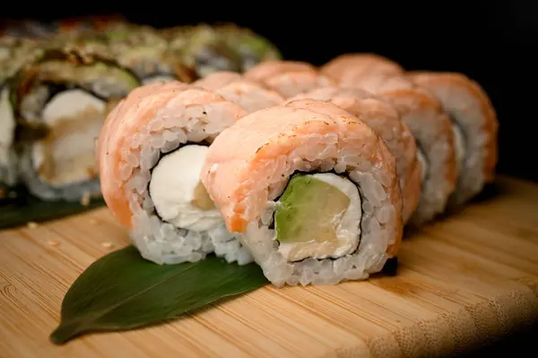 Lähikuva Näkymä Sushi Asetettu Featuring Ainutlaatuisia Elementtejä Kuten Kermavaahtoa Luoda kuvapankin valokuva